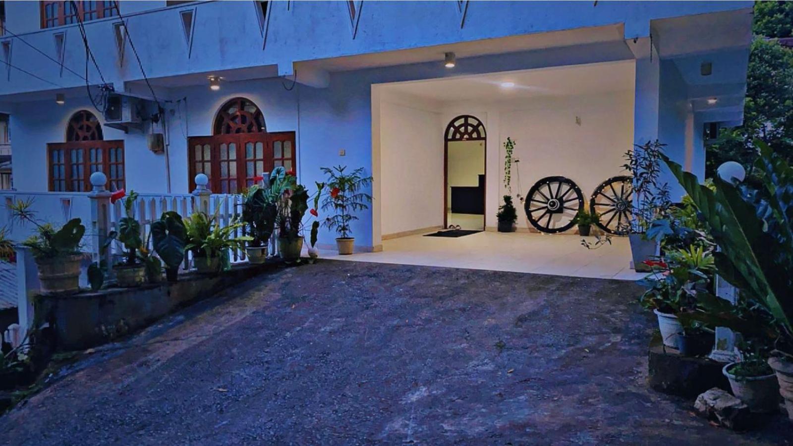 New Nethmi Villa Kandy Exteriör bild